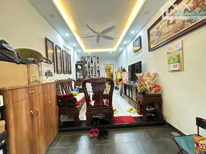 Nhà đẹp khu phân lô Đội Cấn, thang máy, ngõ thoáng 3m, 35m2 đất full nội thất. Giá 10.3 tỷ - 7