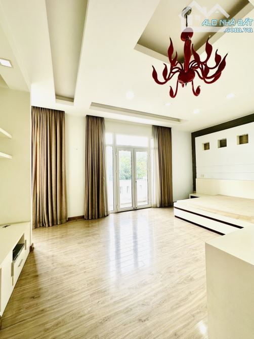 Bán biệt thự mặt tiền Bình Thạnh - 163m2 - 5 tầng - mới tinh - 2 mặt ô tô trước sau - 7