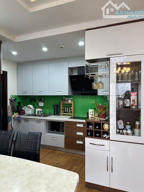 Cho thuê căn hộ  Home city 177 trung kính 3 phòng ngủ full  giá 18 tr có slot ô tô - 8