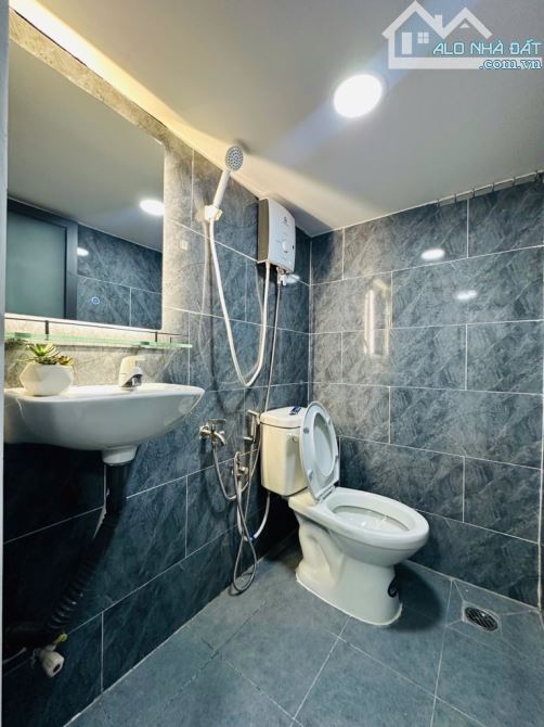 CĂN HỘ DỊCH VỤ - MỚI CÁU - 18 PHÒNG - THU NHẬP THÁNG 70 TRIỆU - HẺM XE HƠI - 8