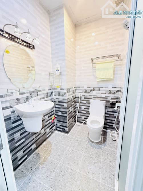 XE HƠI ĐẬU CỬA – SÁT MẶT TIỀN – LÔ GÓC SỔ VUÔNG A4 – KHÔNG QH, LG – 4 TẦNG BTCT CHỈ 15T - 9