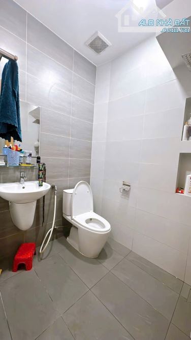 BÁN NHÀ ĐẸP Q4 CHDV 4 TẤM 6PN DT 4*15 NỞ HẬU 6M GIÁ 7TỈ4 HẺM THÔNG GẦN ĐH LUẬT GIÁP Q1 - 9