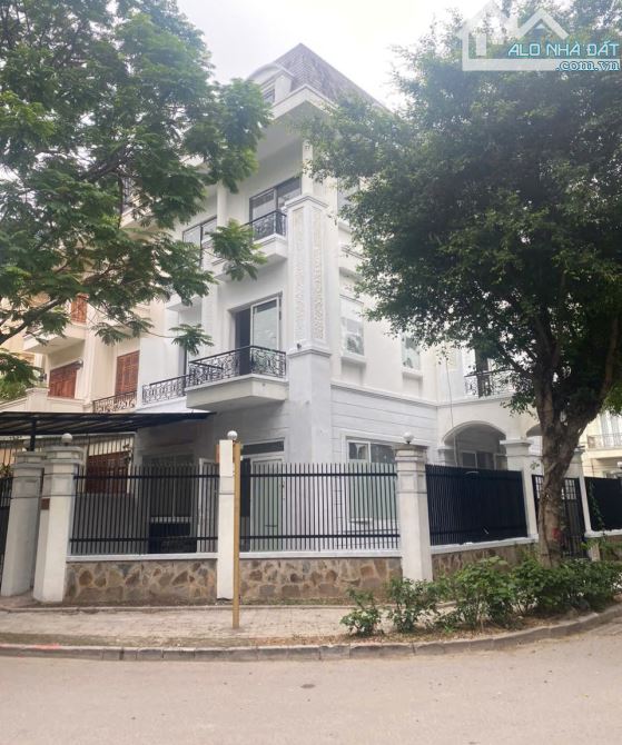 Cho thuê biệt thự Tố Hữu, Hà Đông. DT 210m2, 4 tầng thang máy. Lô góc 2 mặt thoáng