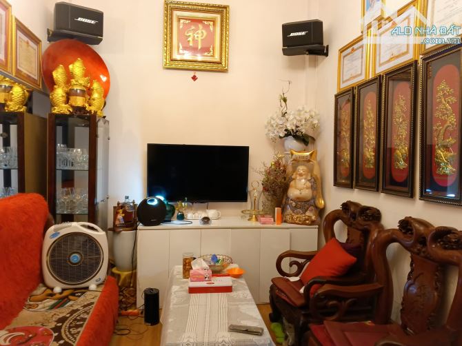 BÙNG NỔ: Chùa Láng 40m2, dân xây, ngõ nông, lô góc, gần ô tô, gần hồ