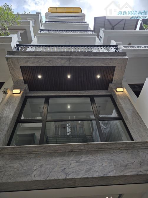 Nhà đẹp 7 tầng, thang máy, 65m, ở sướng, KD đỉnh cao, ô tô vào nhà, Hoàng Quốc Việt