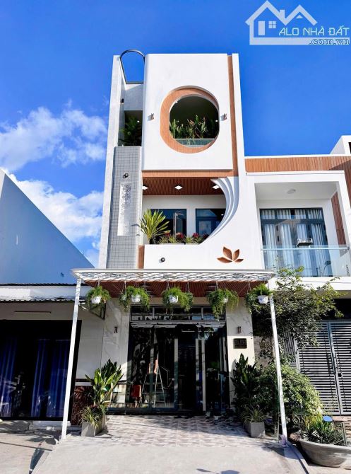 🚨 Chính chủ gửi bán nhà 3 tầng MT Phường 4 - TP Tân An - Long An 82m² - 2.3 tỷ SHR