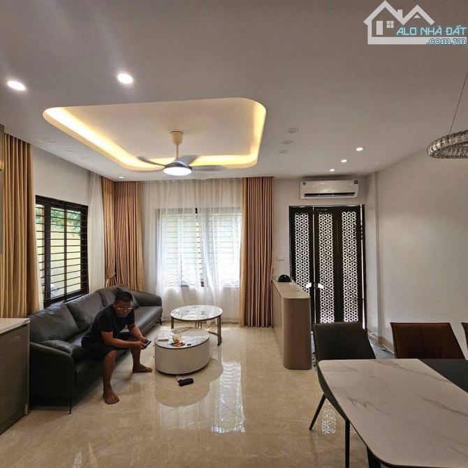 HÀNG XÓM NGOẠI GIAO ĐOÀN 57M² X 5 TẦNG, DÂN XÂY, LÔ GÓC, 2 BƯỚC RA Ô TÔ, GIÁ 10 TỶ
