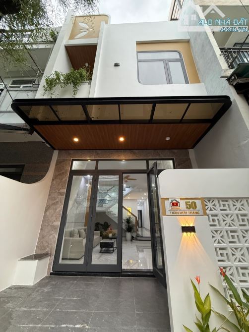 NHÀ 2 TẦNG MỚI ĐẸP FULL NỘI THẤT _ĐƯỜNG TRẦN HỮU TRANG_DT 81M2_NGANG 4.5M_CHỈ 7.9 TỶ