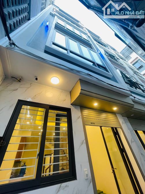Bán nhà Phố Lạc Long Quân 33m2 tặng full nội thất