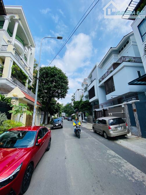 Bán biệt thự cao cấp mặt tiền Hoa Đào khu Phan Xích Long nổi tiếng sang trọng.