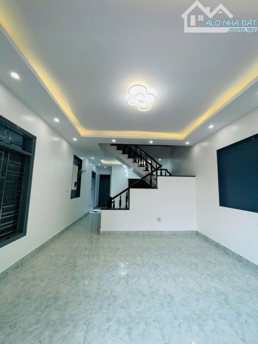 Bán nhà đẹp lô góc tại Trung Nghĩa, Đông Hòa, đường ô tô tránh nhau
