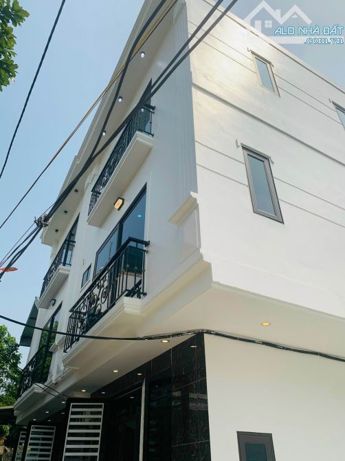 Rẻ nhất khu vực ngay cạnh ĐH TDTT, ô tô vào sát cửa. DT 34m2x3 tầngx4 ngủ. giá 2,75 tỷ