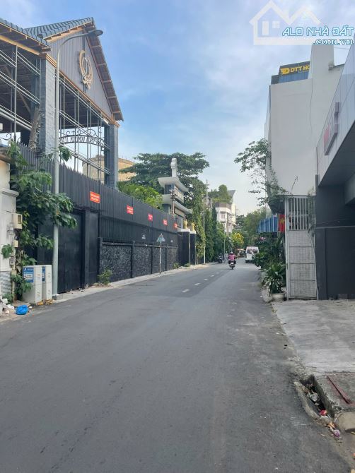 200m2 19 tỷ TL, Hẻm 8m Trịnh Đình Trọng, Tân Phú, ngang 8m !