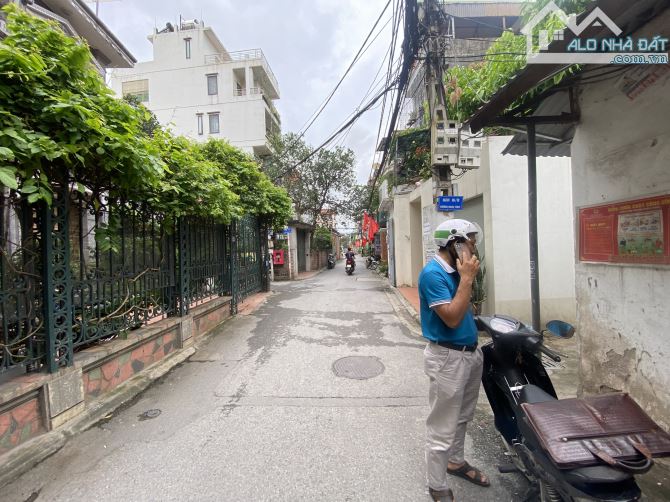 Nguyễn Văn Linh - Long Biên, SĐCC, 92m, mt5.8m, giá 13.5 tỷ, ô tô tránh