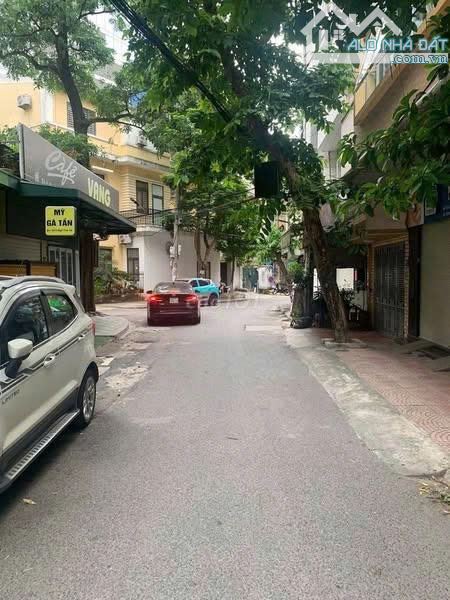 Cho thuê nhà ngõ Thái Hà dt 40mx 5 tầng, lô góc, ô tô đỗ cửa