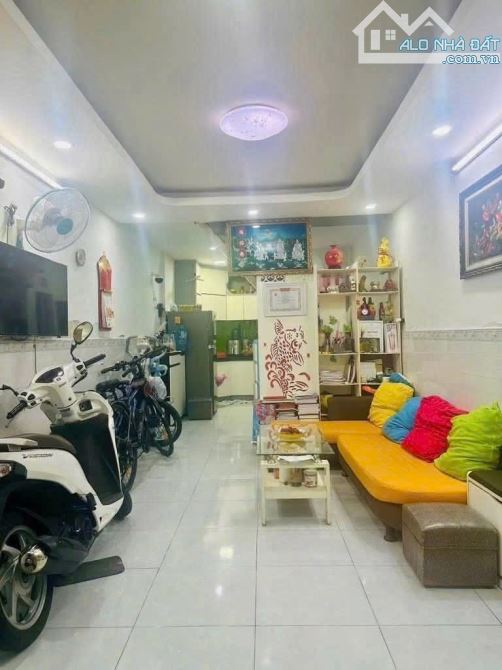Cần bán gấp căn nhà đường Trần Đình Xu, Quận 1