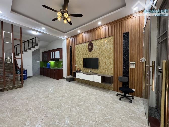 BÁN NHÀ CÁT LINH ĐỐNG ĐA 40m 5T Mt 4m GIÁ 10 TỶ NGÕ THÔNG BA GÁC TRÁNH KINH DOANH.