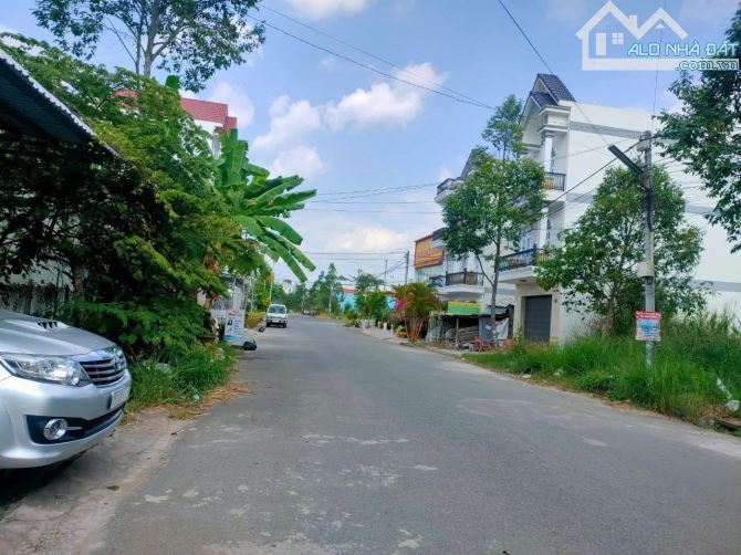 Bán cặp nhà đường D6 KDC Hồng Loan 2 căn riêng biệt 2 sổ dt 5x16 sau lưng hãng xe lớn