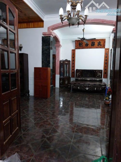 Cho thuê nhà nguyên căn ngõ 6 Ngọc hà, DT 100m2 x3 tầng, 3 ngủ, giá 15 triệu/tháng