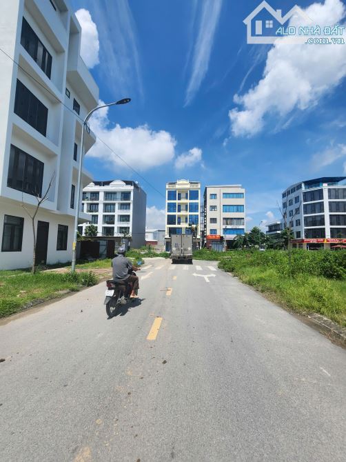Bán lô đất. P Vạn An. áp góc dt 86.6m2 mt 7m hướng TN giá bán 6.6 tỷ