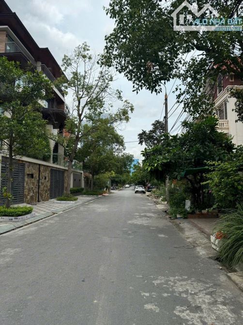 Bán căn biệt thự 3 tầng khu Hồ Đông đường Hoàng Thế T - DT 250m - Mt 13,9m giá tốt 17,5 tỷ