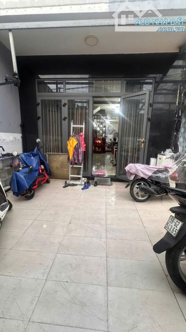 Nhà đẹp 2 lầu diện tích khủng 4,7mx22,5m ĐHT06 ngay công viên KDC an sương q12