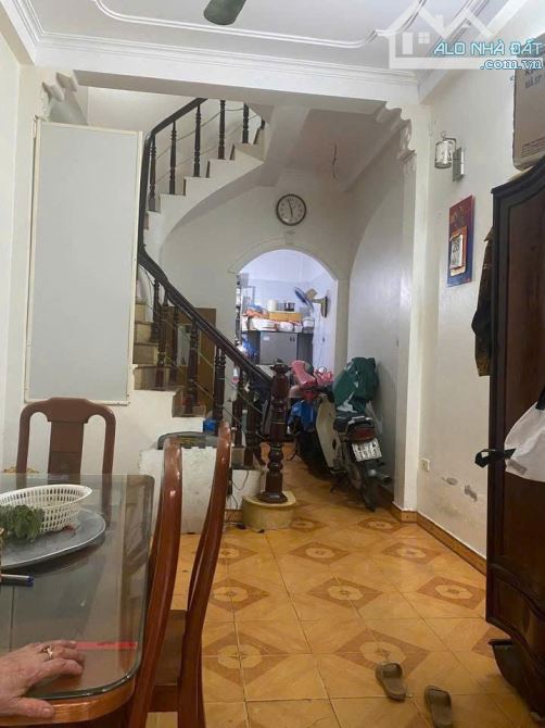 Cho thuê nhà nguyên căn Kinh doanh ngõ 222 Lê duẩn, DT 30m2 x 3,5 tầng, giá 10 triệu.