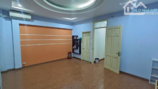 Bán nhà mới 5 tầng Lĩnh Nam 30m2, Nhỉnh 5 tỷ, 20m ô tô tránh
