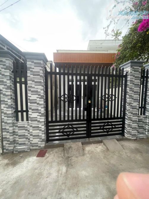 Đang cần tiền ! Bán gấp căn nhà cấp 4 ở ngay TT Thị Xã Trảng Bàng 134m2 SHR giá 755 triệu