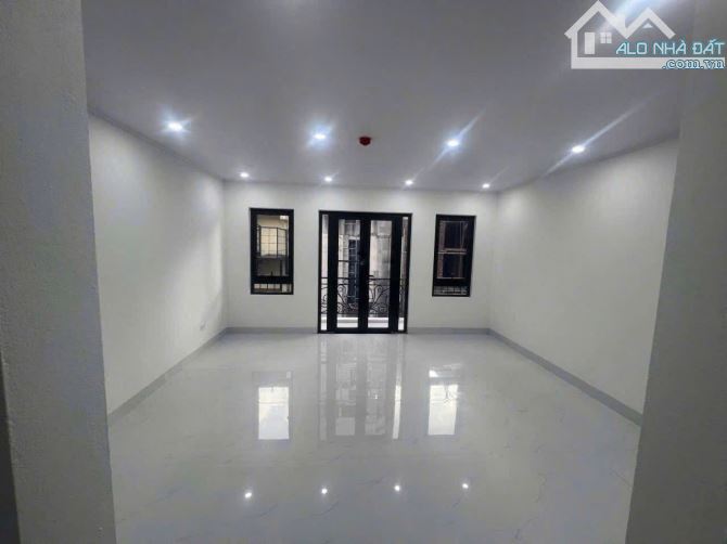 Cho thuê Tòa nhà Văn phòng đường Nguyễn Tuân, DT 75m2, 7 tầng, thang máy, mặt tiền 5m.