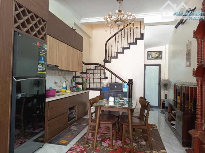 Bán nhà đẹp chỉ hơn 10 tỷ,phân lô,vỉa hè chỉ cách đường Hoàng Quốc Việt kéo dài 20m