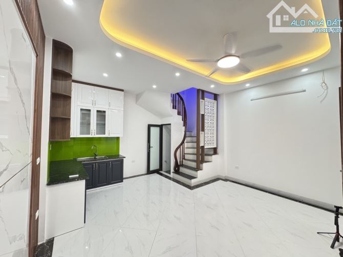 Bán nhà Ngô Gia Tự, Long Biên: 32m2, 5 tầng, hơn 5 tỷ, ở ngay, ô tô, full đồ, ngõ thông