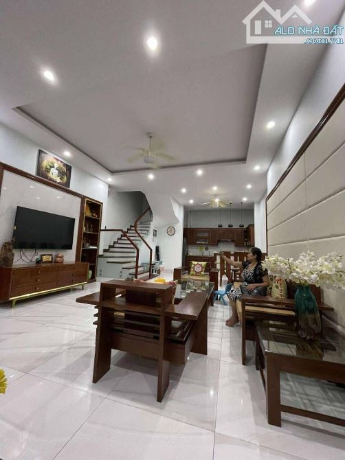Bán nhà Nguyên Xá, 39m-5tầng chỉ 7 tỷ, Nhà đẹp ở sướng, ô tô đỗ cửa, lô góc mặt ngõ, hiếm