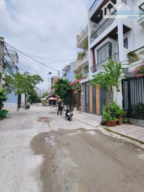 Căn góc siêu thoáng sát Lê Văn Việt - Ô tô ngủ trong nhà  Đường 8m thông tứ tung - 6 .2 tỷ