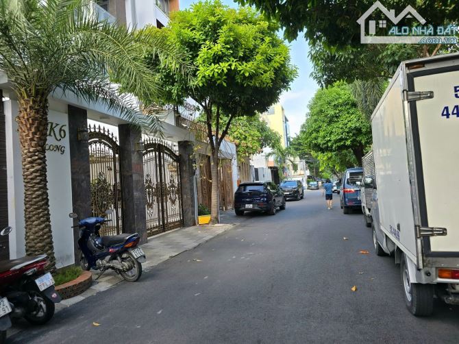 Hẻm 58 Nguyễn Minh Hoàng, K300 / DT: 4.2x16m / KC: 4 tâng / Giá bán 15.2 tỷ