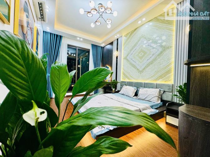 Hiếm! Nhà Nguyễn Văn Huyên, ô tô đỗ cửa, 50m ra phố, nhà đẹp dân xây, ở ngay 32m2*5T