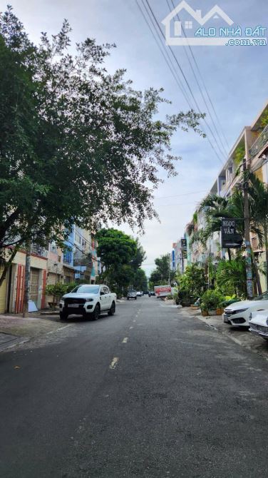 Nhà mặt tiền khu Tên Lửa đường 28, 100m2 ( 5 x 20 ) 5 TẦNG 5 PN ở và Kinh Doanh Văn phòng