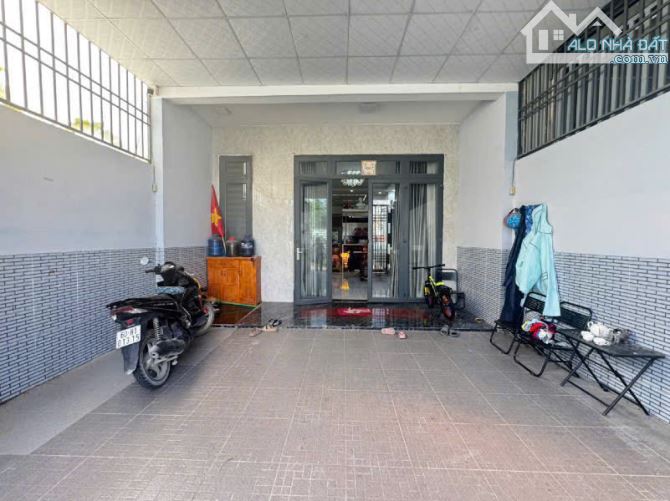 Bán nhà lầu sổ riêng ngay chợ Quang Thắng Trảng Dài 115m2 ngang 5m5 giá chỉ 2,5 tỷ.