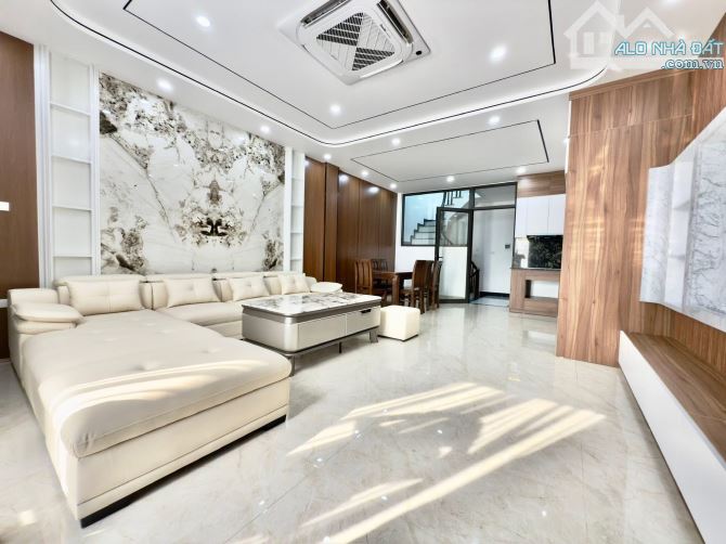Bán Gấp Nhà Ngõ 71 Phố Hồng Tiến, Bồ Đề, 51m2, MT5m, 6 Tầng, Thang Máy, Full nội thất
