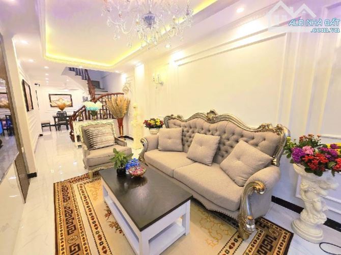LÔ GÓC 3 MẶT THOÁNG – Ô CHỜ THANG MÁY – GẦN PHỐ CHÍNH – NHIỀU PHÒNG NGỦ