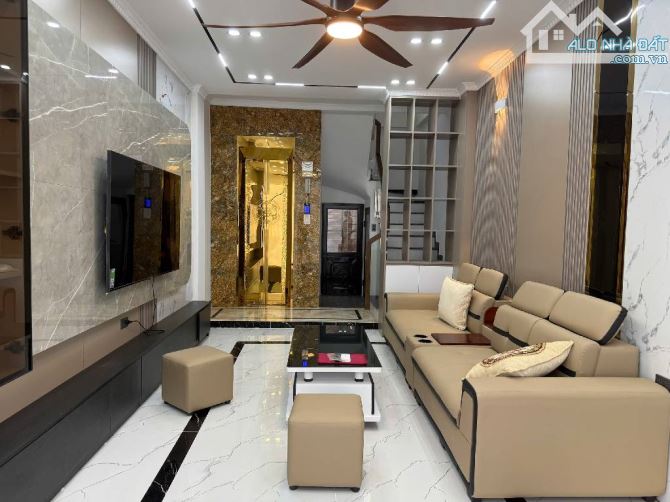 Cần bán nhà phố Ngọc Thụy, Long Biên 42m, 6 tầng, mặt tiền 4m, giá 8.9 tỷ.