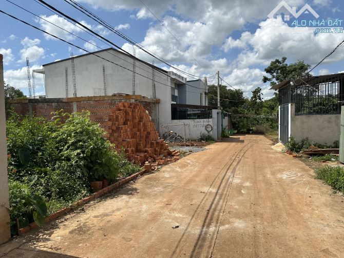 Đất hẻm 473 y moan rẽ trái đường bê tông 2 ô tô né nhau