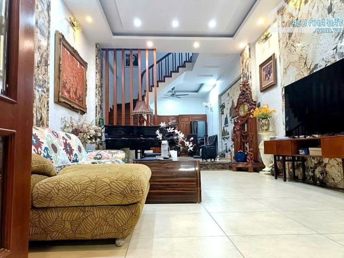 Bán nhà phố Phạm Tuấn Tài - Hoàng Quốc Việt, 2 ô tô tránh, ngõ thông, vỉa hè. DT 68m2