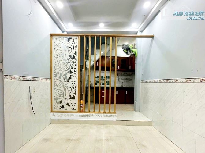 Bán nhà nở hậu 2 lầu 2 phòng ngủ hẻm Trần Hưng Đạo, Quận 5
