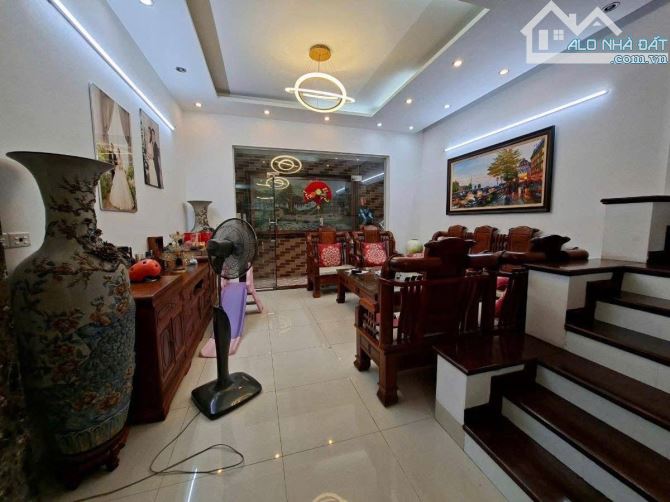 Bán nhà phố Phạm Tuấn Tài, Đặng Thuỳ Trâm, 2 Ôtô tránh, Vỉa hè 3m, Ô chờ thang máy.DT 58m2