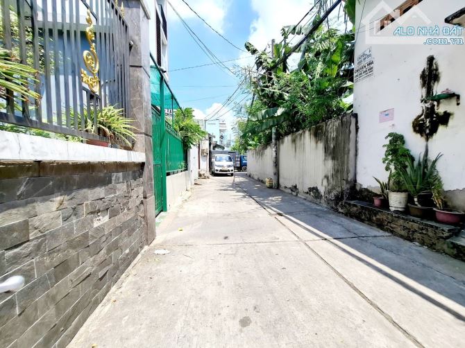 Nhà Hẻm Xe Hơi đường Lê Đình Cẩn, 96m2 ( 6 x 16 ) Cấp 4 như hình có 3PN, hoặc xây mới