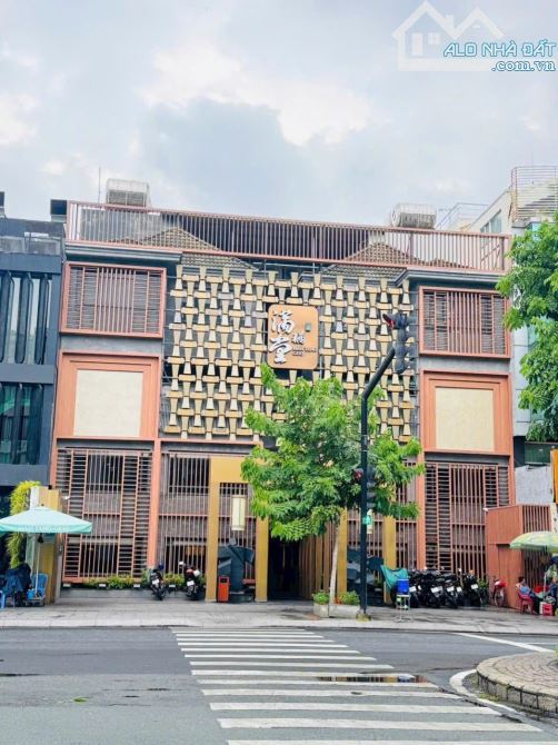 Siêu vị trí: Mặt tiền đoạn đẹp Phan Xích Long, DT: 16x16m, 4 Tầng , sẵn HĐ Thuê: 310 Triệu