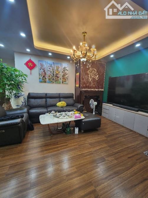 BÁN CHUNG CƯ KĐT VIỆT HƯNG – 97M² – 3 NGỦ – NHỈNH 5 TỶ 🏢