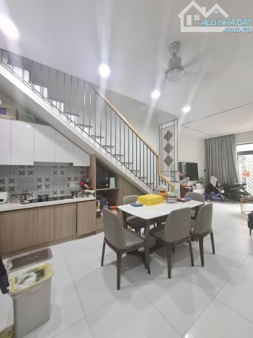 Nhà mới Bình Tân. Đường 26/3. DT 74m2. 3 tầng. 4m x 18.5m. Giá 6.75 tỷ.