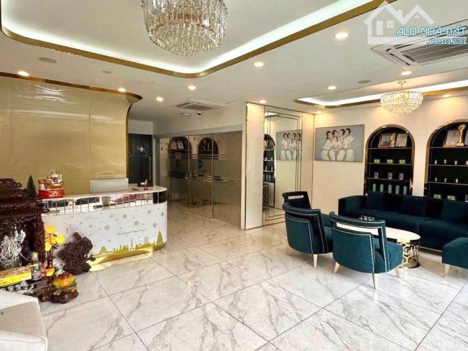BÁN TOÀ VĂN PHÒNG MẶT PHỐ TRẦN VỸ 120m2 - 10T THANG MÁY - MT 8m - 90 TỶ - HẦM - KINH DOANH
